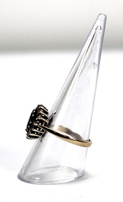 Lot 537 - A 9ct yellow gold cluster ring set oval...