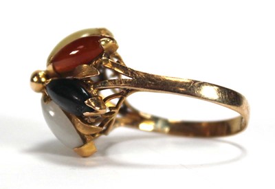 Lot 538 - A yellow metal cluster ring set coloured...