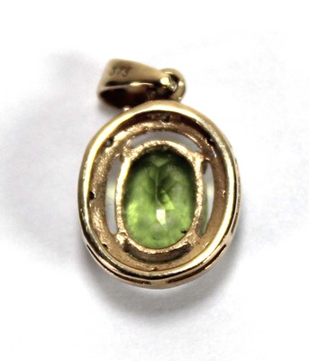 Lot 539 - A 9ct yellow gold cluster pendant set oval...