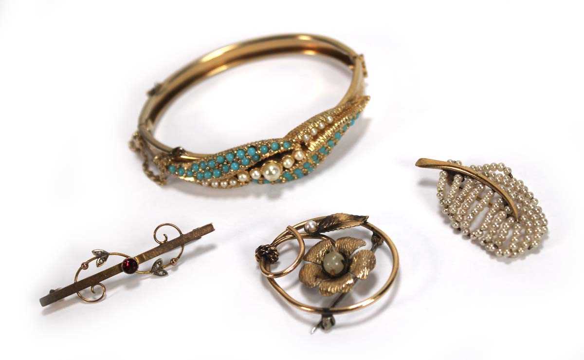 Lot 541 - A 9ct yellow gold bar brooch set red stone and...