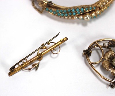 Lot 541 - A 9ct yellow gold bar brooch set red stone and...