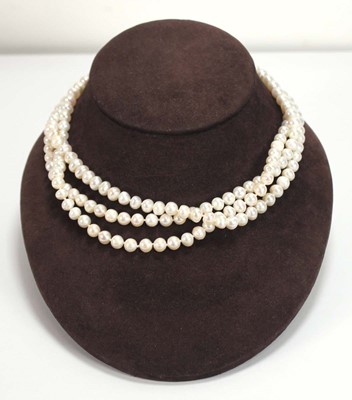 Lot 542 - A single strand continuous cultured pearl...