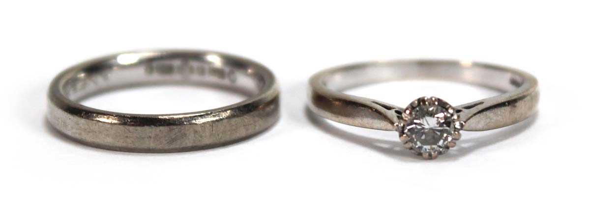 Lot 543 - An 18ct white gold ring set small brilliant...