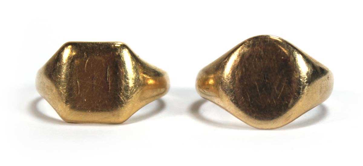 Lot 552 - An 18ct yellow gold signet ring, ring size R,...