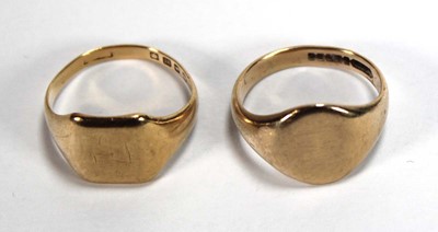 Lot 552 - An 18ct yellow gold signet ring, ring size R,...