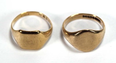Lot 552 - An 18ct yellow gold signet ring, ring size R,...
