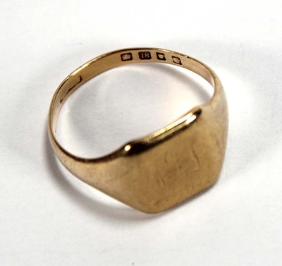 Lot 552 - An 18ct yellow gold signet ring, ring size R,...