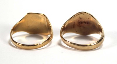 Lot 552 - An 18ct yellow gold signet ring, ring size R,...