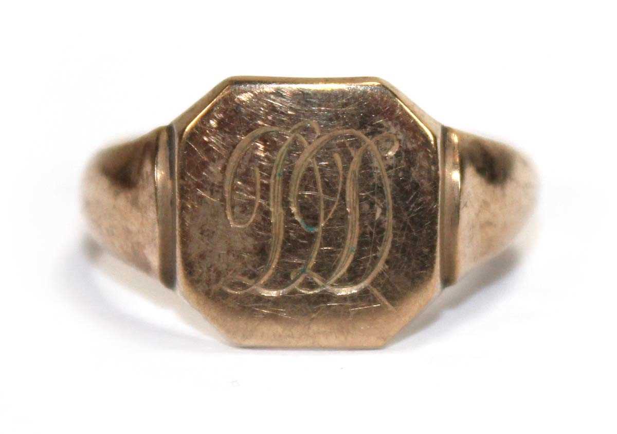 Lot 554 - A 9ct yellow gold signet ring, Chester 1947,...