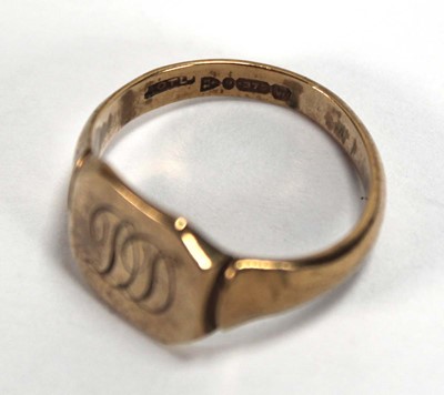 Lot 554 - A 9ct yellow gold signet ring, Chester 1947,...