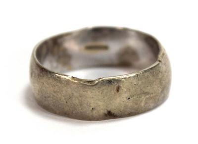Lot 558 - A 9ct white gold wedding band, band w. 7 mm,...