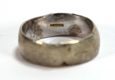 Lot 558 - A 9ct white gold wedding band, band w. 7 mm,...