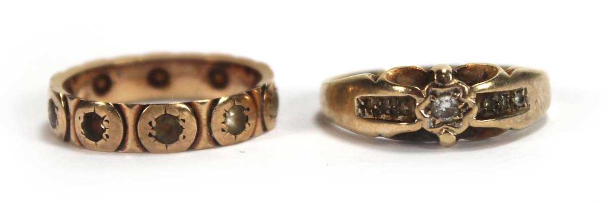 Lot 562 - A 9ct yellow gold ring set small diamonds in...