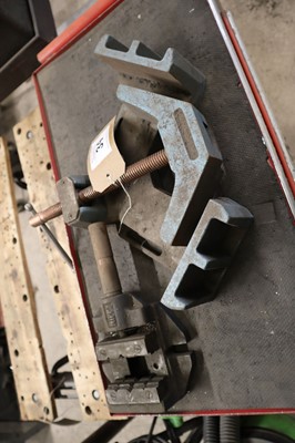 Lot 34 - Heavy duty corner clamp and a Nippy machine vice
