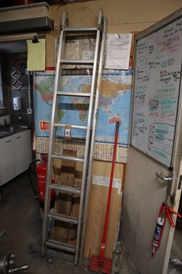 Lot 40 - Aluminium double 8 extending ladder