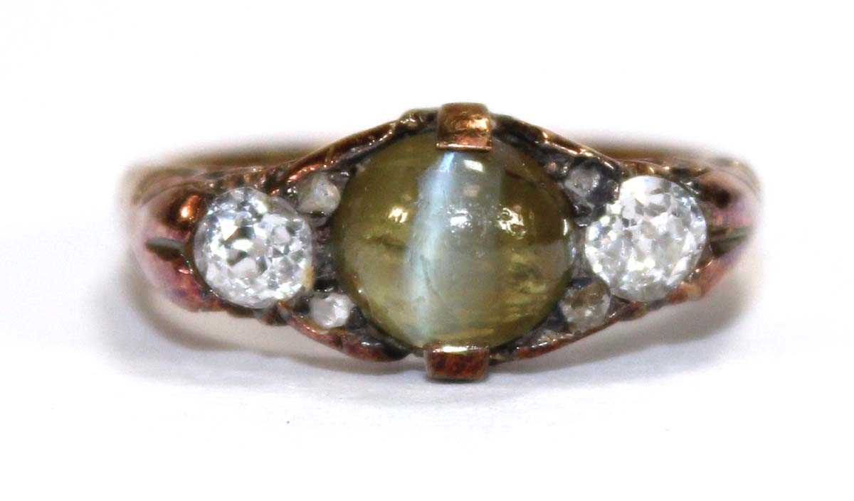 Lot 576 - An 18ct yellow gold ring set cabochon tigers...