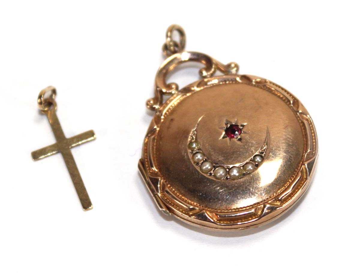 Lot 579 - An Edwardian 9ct yellow gold locket set red...