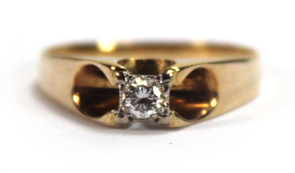 Lot 582 - An 18ct yellow gold ring set small diamond in...