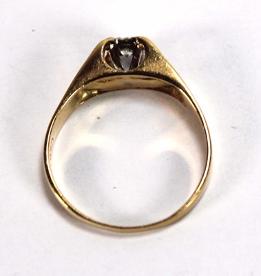 Lot 582 - An 18ct yellow gold ring set small diamond in...