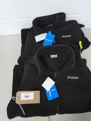 Lot 1221 - x2 Columbia full zip fleece jackets in black -...