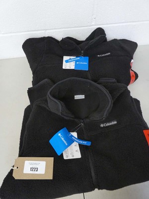 Lot 1223 - x2 Columbia full zip fleece jackets in black -...