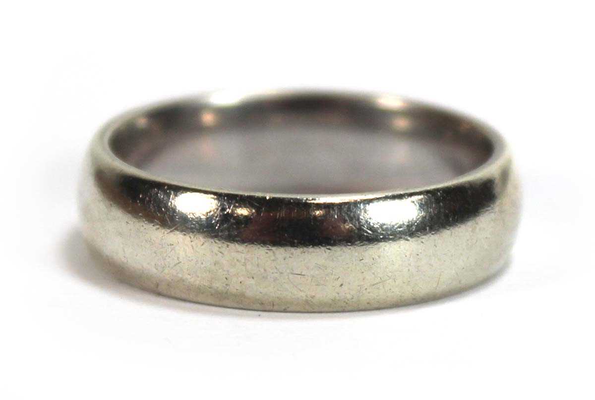 Lot 600 - A 9ct white gold wedding band, band w. 5.5 mm,...