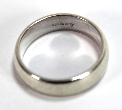 Lot 600 - A 9ct white gold wedding band, band w. 5.5 mm,...