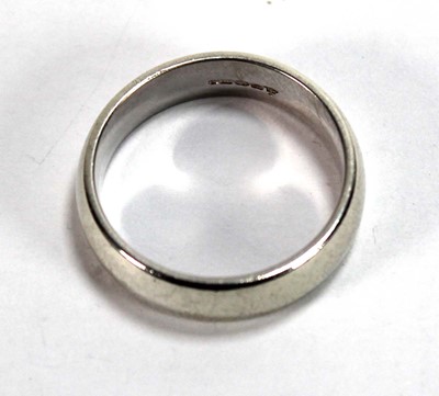 Lot 600 - A 9ct white gold wedding band, band w. 5.5 mm,...