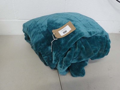 Lot 1247 - X large green throw