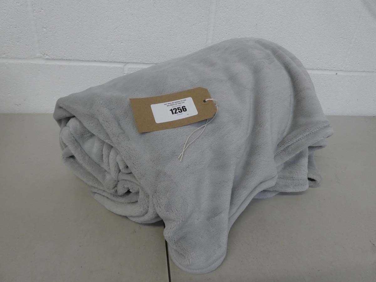 Lot 1256 - Large grey throw