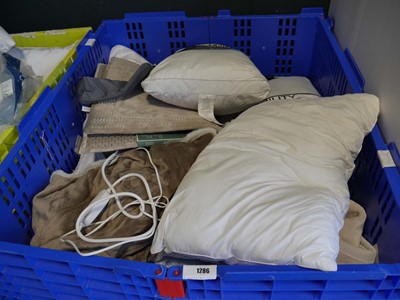 Lot 1286 - Pallet containing mixed bedding to include...