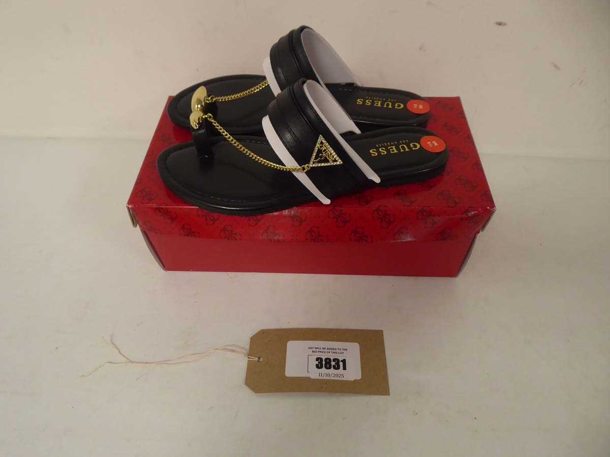 Lot Guess Los Angeles landrue sandals in black...