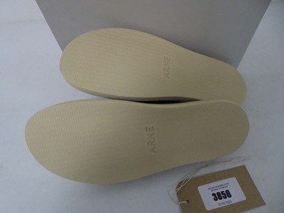Lot Arne tumbled leather sandals in charcoal size...