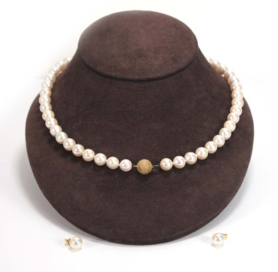 Lot 619 - A single strand cultured pearl neaklace with...