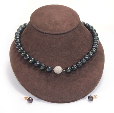 Lot 620 - A single strand cultured Tahitan pearl...