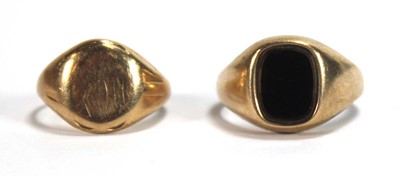 Lot 634 - A 9ct yellow gold signet ring set hardstone,...
