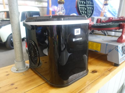 Lot 30 - Cumeod small bench top ice machine