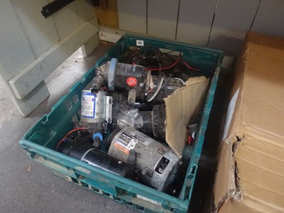 Lot 31 - Tray of various pumps and motors