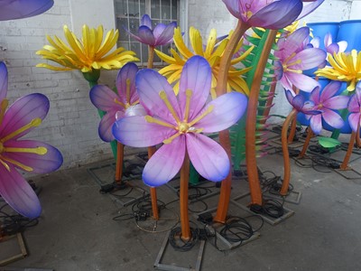 Lot 67 - 11 assorted silk style metal frame LED lit...