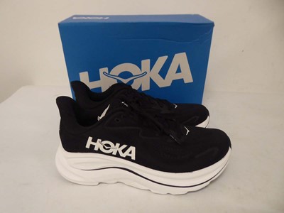 Lot 1002 - Hoka w clifton 10 trainers in black size UK5.5...