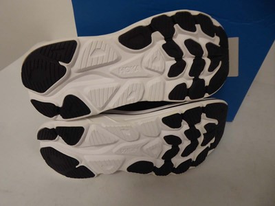 Lot 1002 - Hoka w clifton 10 trainers in black size UK5.5...