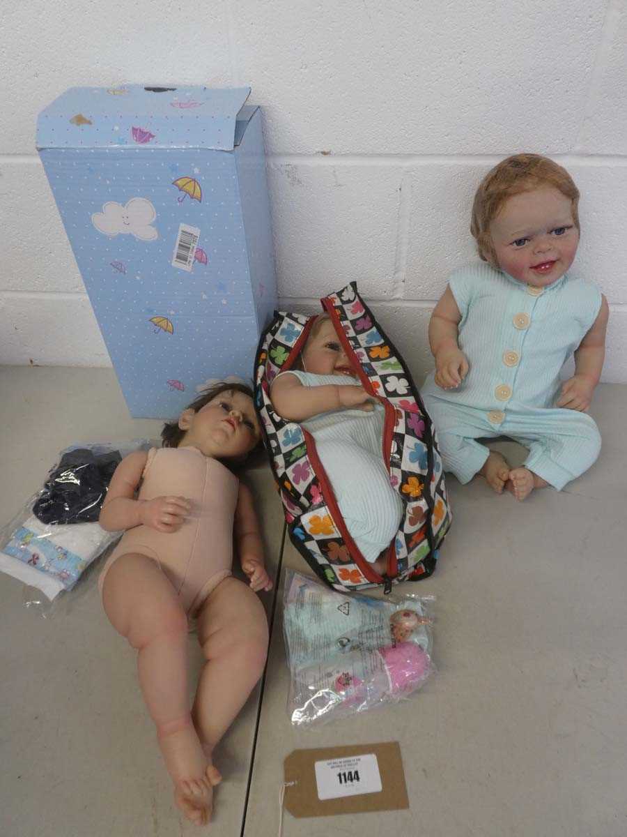 Lot x3 Reborn dolls (x1 boxed, x1 with bag, x1...