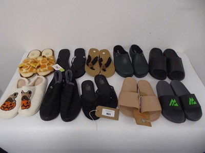 Lot 1021 - 10x Pairs of slippers / sandals in various...