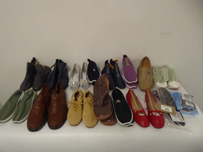 Lot 1023 - 14x Pairs of shoes in various styles to...