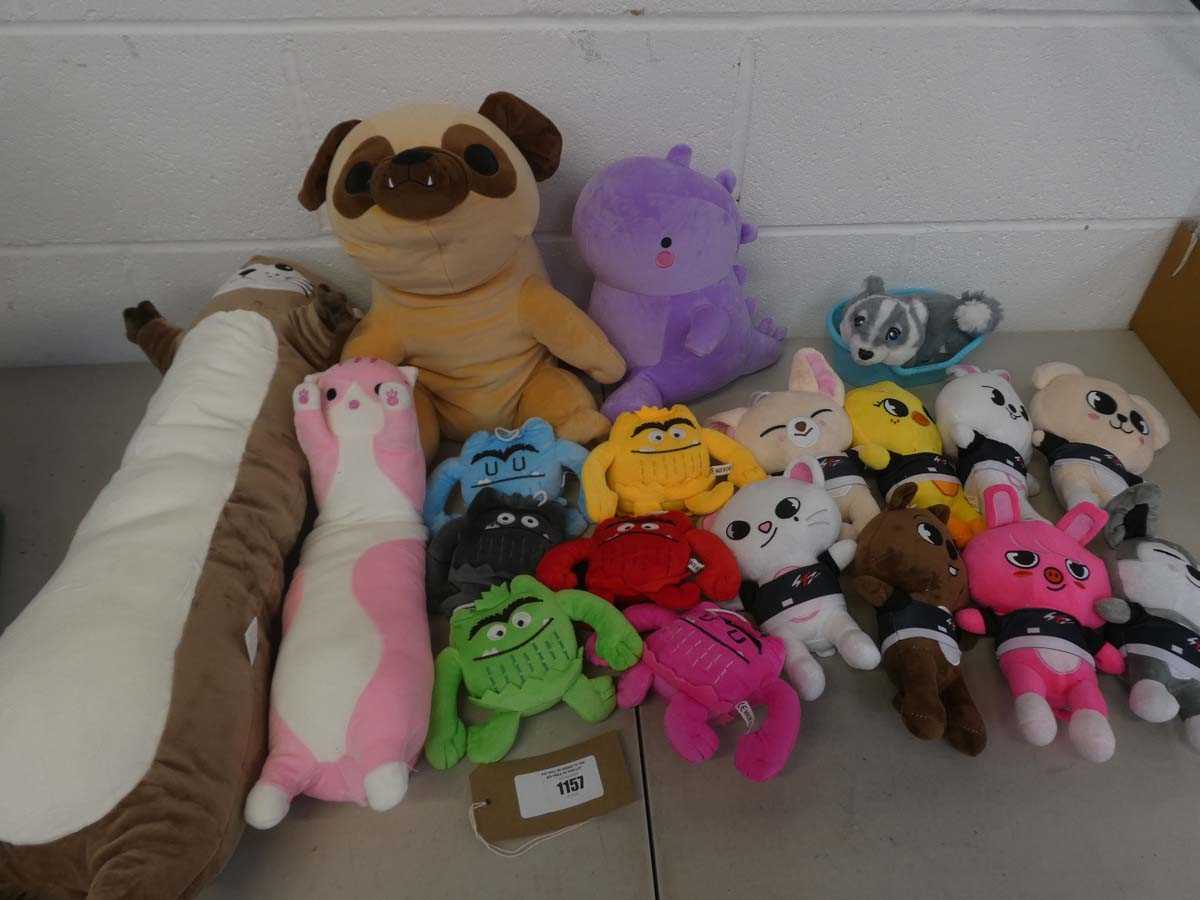 Lot Selection of soft toys to include Zuru hug a...