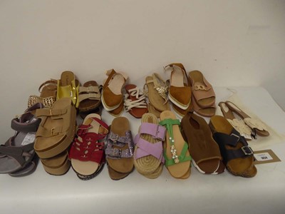 Lot 1054 - 17x Pairs of sandals in various styles to...