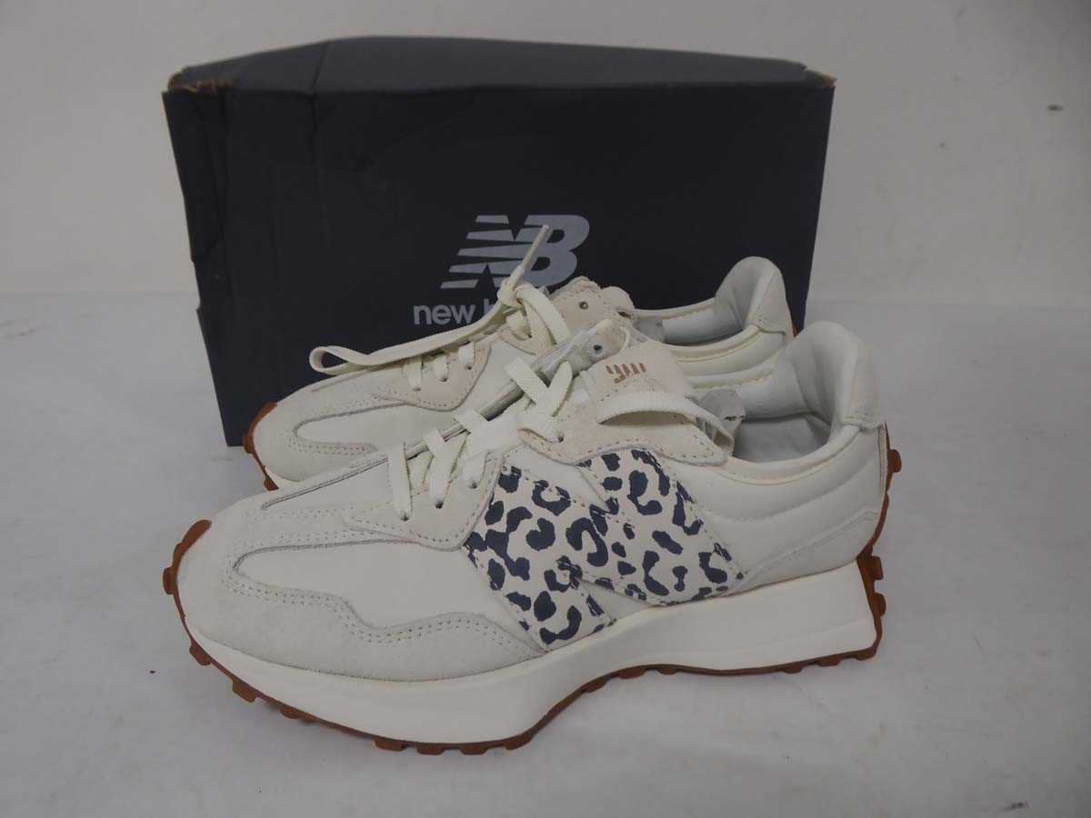 Lot 1064 - New Balance 327 trainers in white size UK4 -...