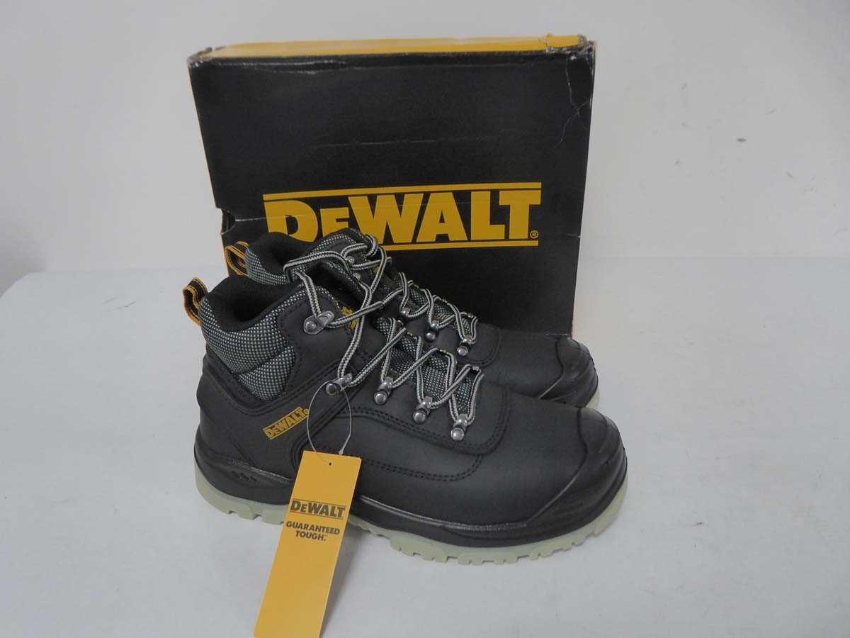 Lot 1081 - DeWalt steel toe safety boots in black size...