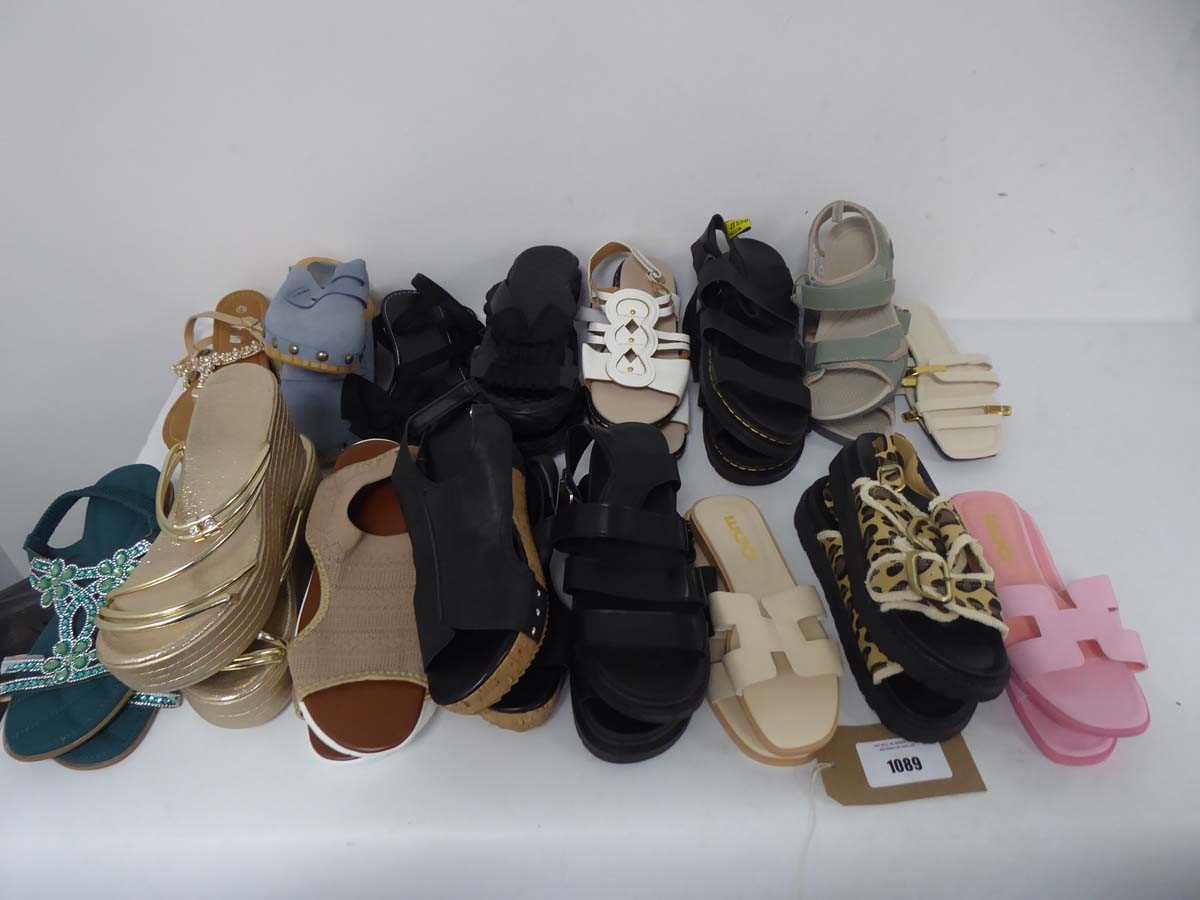 Lot 1089 - 16x Pairs of sandals in various styles to...