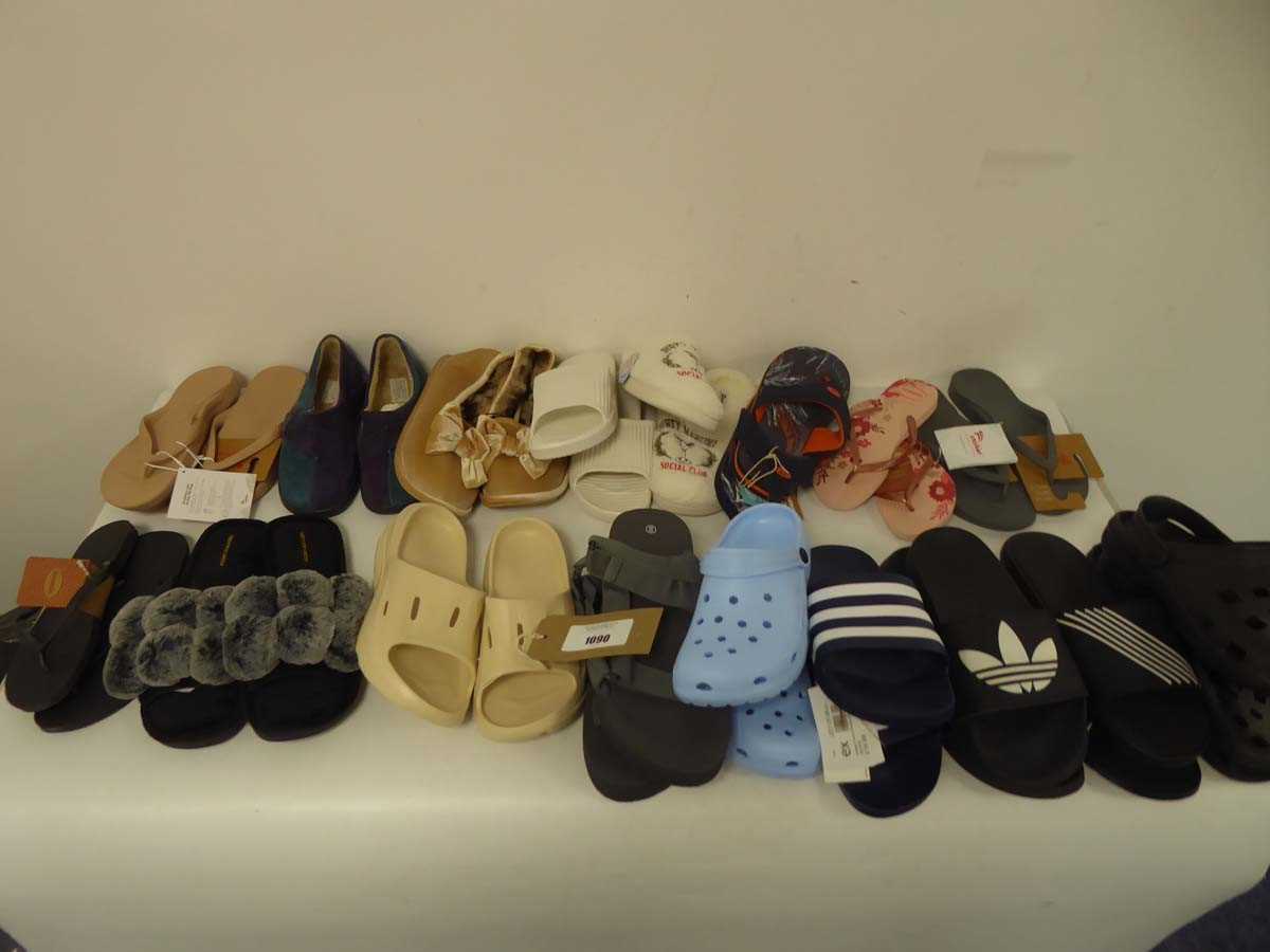 Lot 1090 - 17x Pairs of slippers / slides in various...